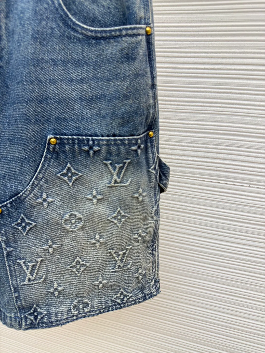 LOUIS VUITTON embossed denim shorts ●Authentic product: purchased and developed for 15999 ●Item number: 1680247-B00 ●Fabric: washed denim ●Technology: distressed washed ●Version: fitted version ●Weight: about 675g ●Size: 30-32-34-36 ●Description: Made of custom-made denim fabric, the fabric is comfortable and soft, skin-friendly and breathable. It adopts Monogram logo embossed elements, slightly distressed light blue wash treatment, original customized hardware, with vv leather label, multiple wash adjustments, and can be matched with many types of clothing to create a fashionable look. The overall wiring is straight and delicate, the fabric is comfortable and soft, and the color is consistent without color difference. It can be matched with the same style to create a fashionable look and control various occasions. Customized accessories, complete with three standards, same style for men and women!